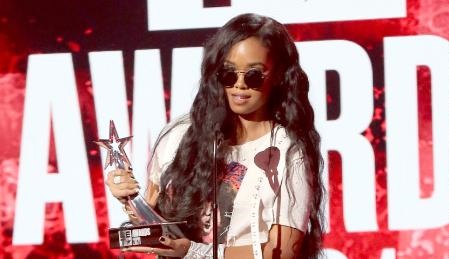 H.E.R on stage with her B.E.T Award