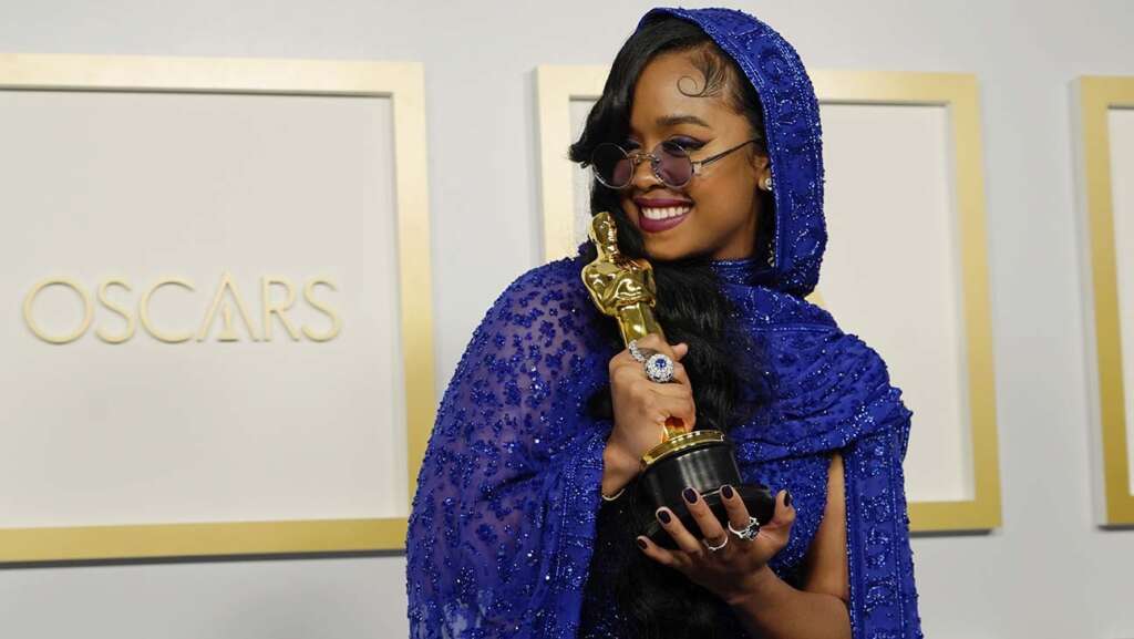 H.E.R displaying Her Oscar Award
