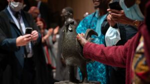 Cambridge University returns stolen Benin bronze cockerel ‘Okukur’ to Nigeria