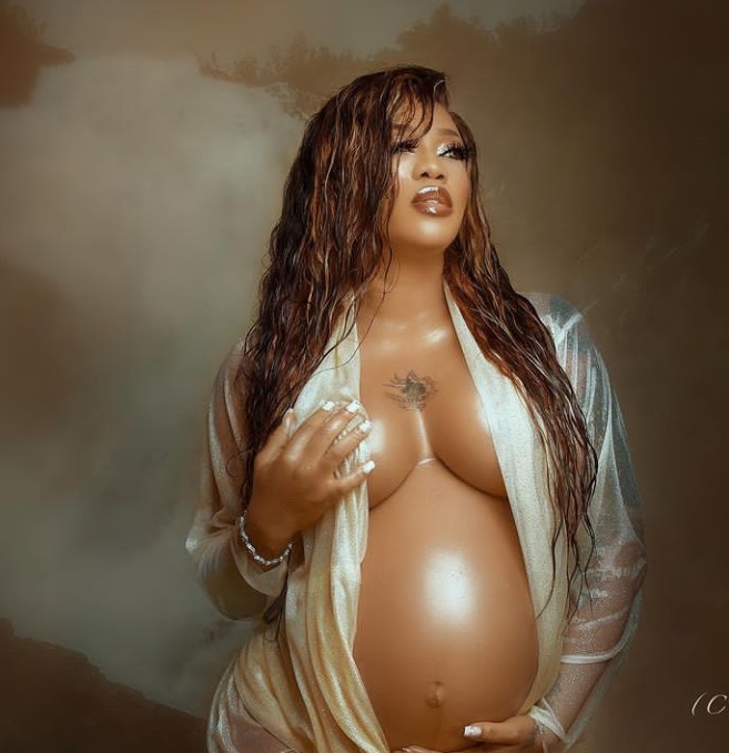 Top 3 female celebrities that show off their baby bump in 2021