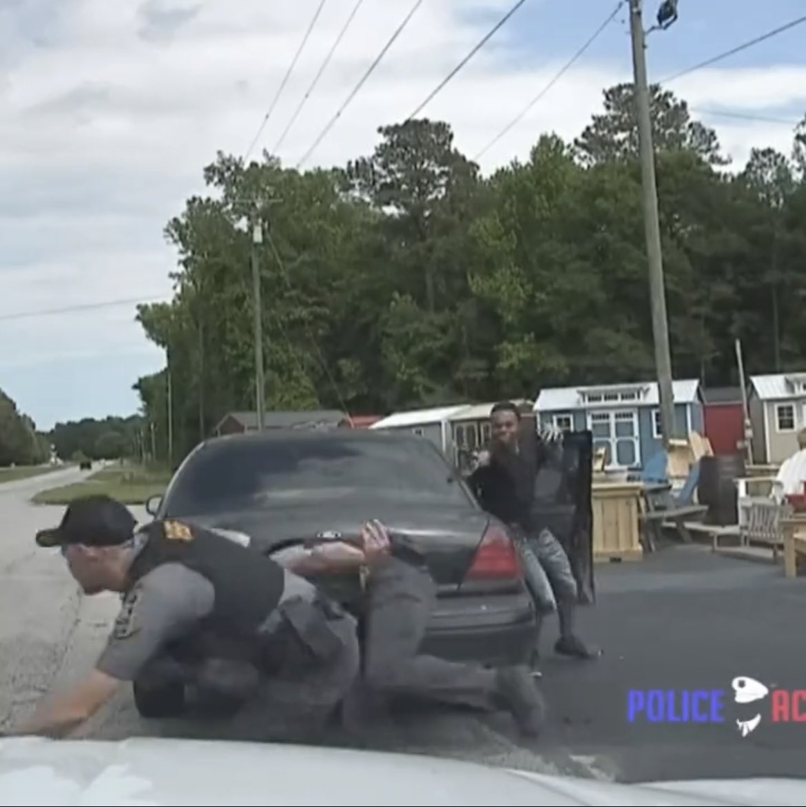 Moment American man shoot at policemen, takes a shot to the head
