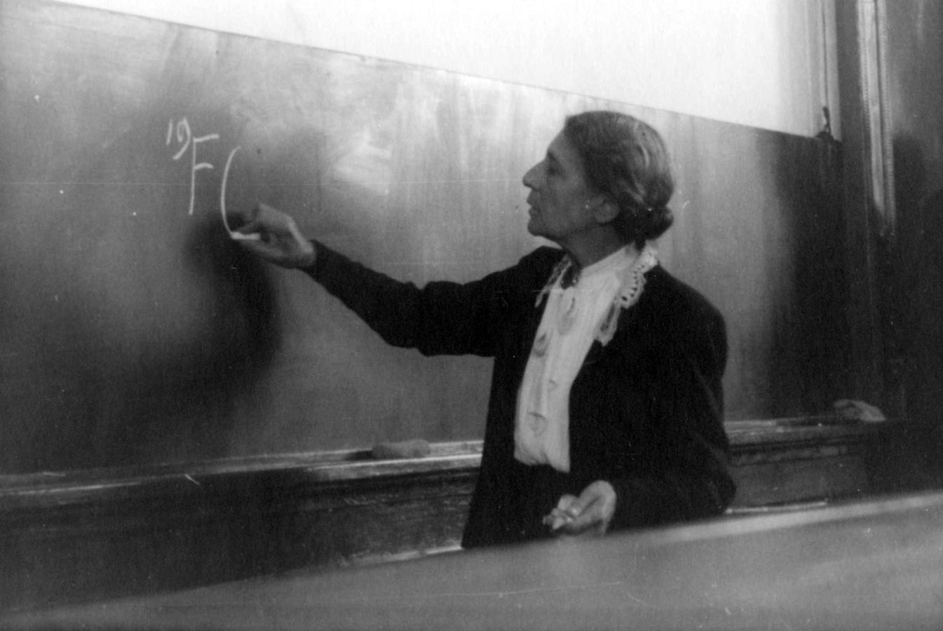 10 Famous Women Scientists In History